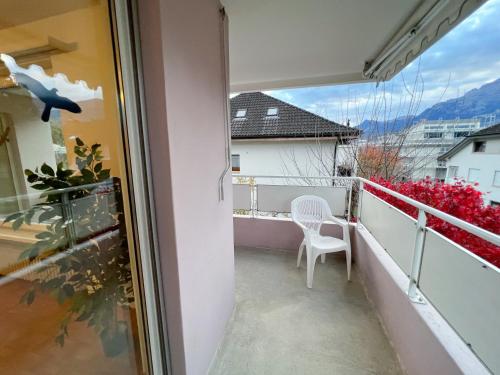 Elle comprend un balcon offrant une vue sur les montagnes. dans l'établissement Schöne grosse Attika-Wohnung im Zentrum von Vaduz inkl. Parkplatz, à Vaduz