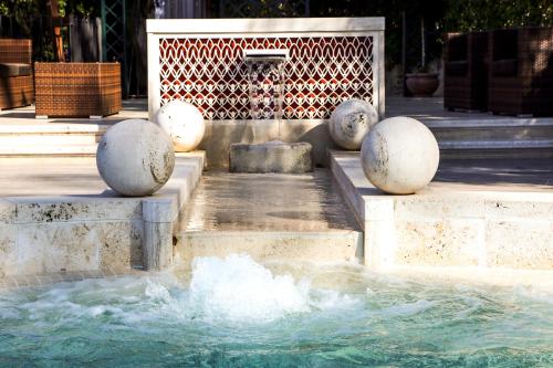 fontanna z wodą płynącą z niej w obiekcie Villa Euchelia w mieście Castrocielo