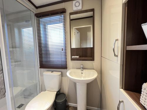 małą łazienkę z toaletą i umywalką w obiekcie Stewarts Resort Lodge 32 w mieście St Andrews