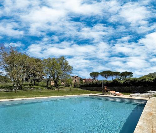 basen w ogrodzie z niebieskim niebem w obiekcie Agriturismo La Villa w mieście Pieve a Scuola