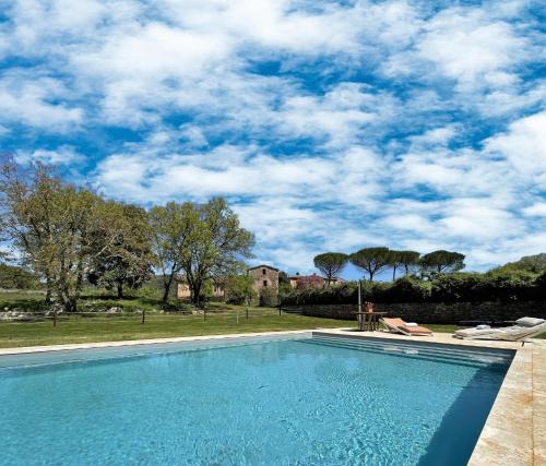 a swimming pool in a yard with a blue sky at Agriturismo La Villa in Pieve a Scuola