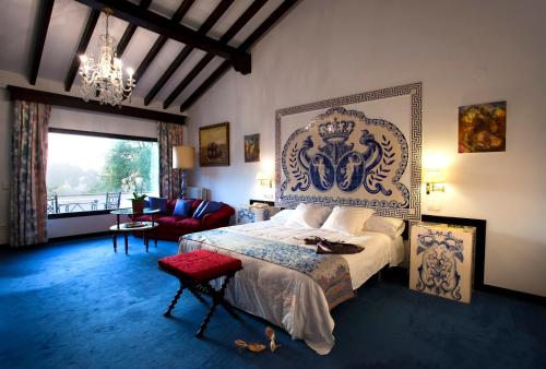 sypialnia z łóżkiem typu king-size i żyrandolem w obiekcie San Román de Escalante w mieście Escalante