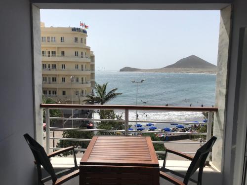 Un balcón con mesa y sillas y vista al mar. en Playa Grande, El Médano Best View, en El Médano
