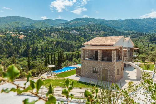 una vista aerea di una villa con piscina di Milos Mountain - Villa Nikitas a Ayios Nikitas