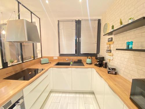 Kuchyňa alebo kuchynka v ubytovaní Duplex cosy - entre lacs et montagnes - Fêtes interdites
