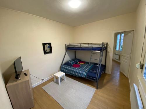 a small room with a bunk bed and a television at La clé de FA - Fibre Wifi - Parking - Calme et tranquilité in Troyes
