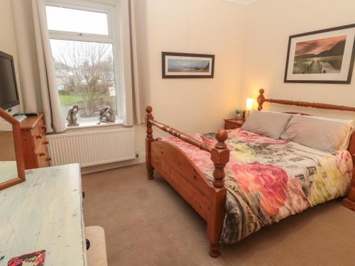 een slaapkamer met een bed en een raam bij Seascape in Morpeth