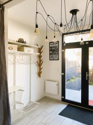 - un salon avec une porte s'ouvrant sur une terrasse dans l'établissement Duplex cosy - entre lacs et montagnes - Fêtes interdites, à Fillinges