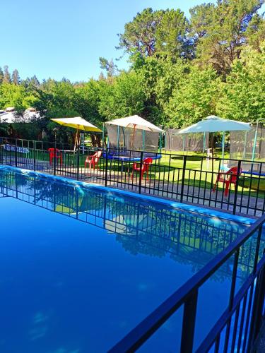 Bazén v ubytování Camping y cabañas Los Parrones nebo v jeho okolí