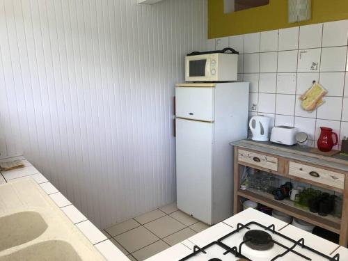 Η κουζίνα ή μικρή κουζίνα στο Case à Lili, joli bas de villa face à la mer.