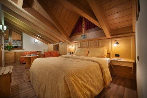 Tempat tidur dalam kamar di Steinbock B&B - Apartaments