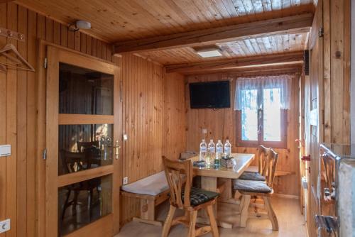 comedor con mesa y sillas en Velika planina Chalet SLOVENKA en Stahovica