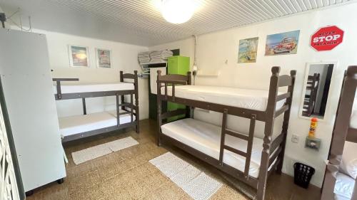 Katil dua tingkat atau katil-katil dua tingkat dalam bilik di Acasarosa Hostel