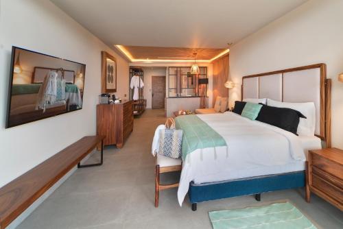 Una cama o camas en una habitación de Mvngata Beach Hotel