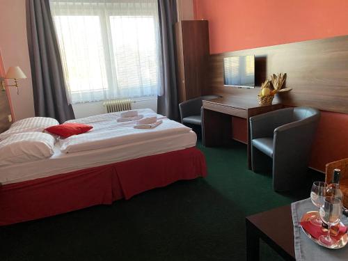 Hotel Formanka في هستوبيس: غرفة في الفندق مع سرير ومكتب