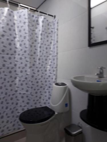 ein Bad mit einem WC und einem Waschbecken in der Unterkunft Acogedora casa cerca al centro in Manizales