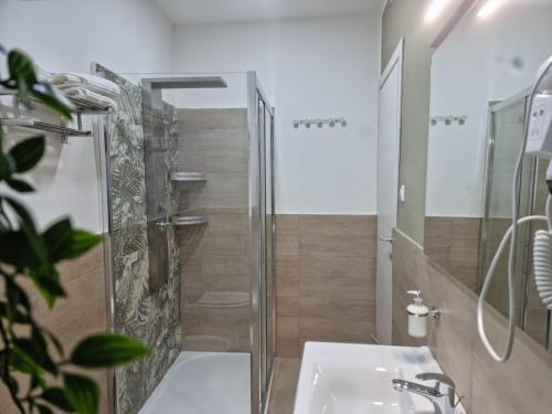 een badkamer met een douche en een wastafel bij Civico 29 apartment in Messina