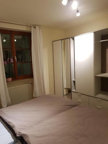 ein Schlafzimmer mit einem Bett, einer Kommode und einem Fenster in der Unterkunft fewofelix in Würzburg