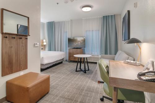 Pokój hotelowy z łóżkiem i biurkiem w obiekcie Staybridge Suites Tyler University Area, an IHG Hotel w mieście Tyler