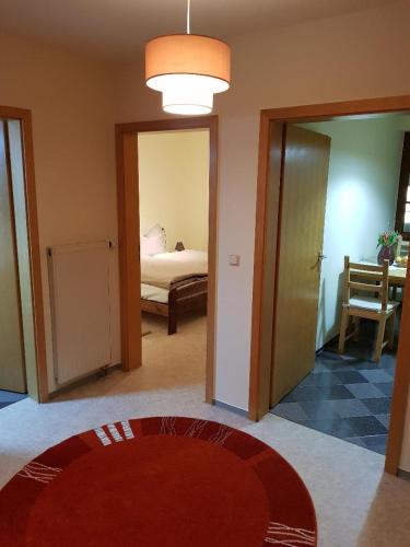 Habitación con dormitorio con cama y alfombra roja. en fewofelix, en Würzburg
