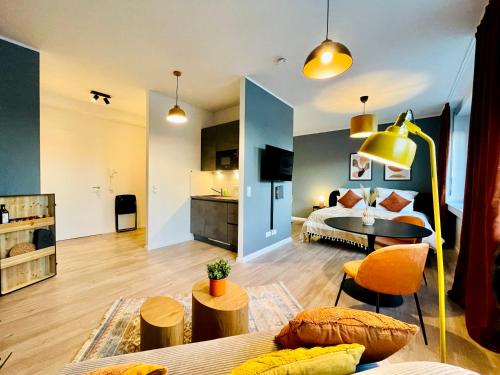 una camera con letto e un soggiorno di Klassen Stay - Exklusives Apartment am HBF - Küche, Netflix, Kingsizebett a Coblenza