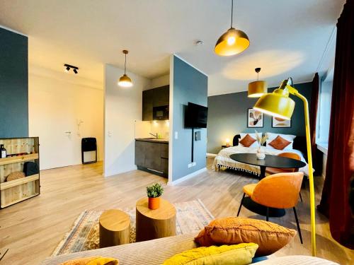 a bedroom with a bed and a living room at Klassen Stay - Exklusives Apartment am HBF - Küche, Netflix, Kingsizebett in Koblenz