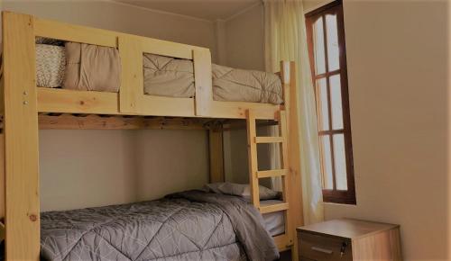 sypialnia z 2 łóżkami piętrowymi i oknem w obiekcie Lunahuaná CASA DE CAMPO PAULLU w mieście Lunahuaná