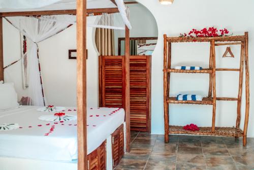 Cette chambre comprend 2 lits superposés et un miroir. dans l'établissement Dhow Resort, à Jambiani