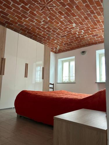 una camera con due letti e un soffitto in mattoni di Takápradalù a Cisterna dʼAsti