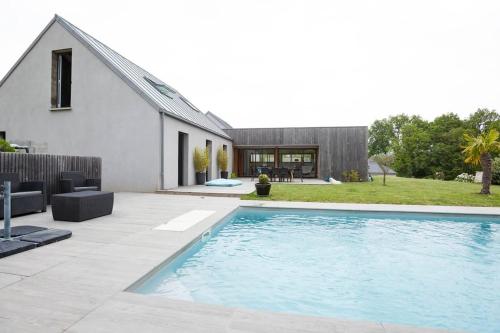 Bazén v ubytování Appartement à l'étage de notre maison nebo v jeho okolí