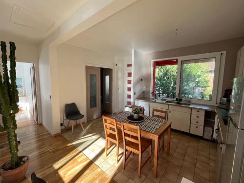 une cuisine avec une table et des chaises dans une pièce dans l'établissement E - LOFT 10 min PARIS PARC EXPOS / 2 chambres / 6 lits, à Bagneux