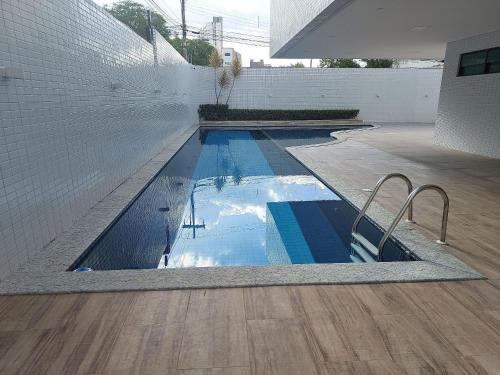 uma piscina no meio de uma casa em Apartamento Encanto próximo ao Pátio do forró em Caruaru