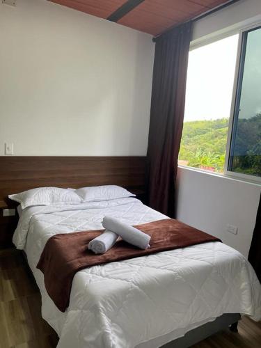um quarto com uma cama com duas toalhas em La Patrona em Falan
