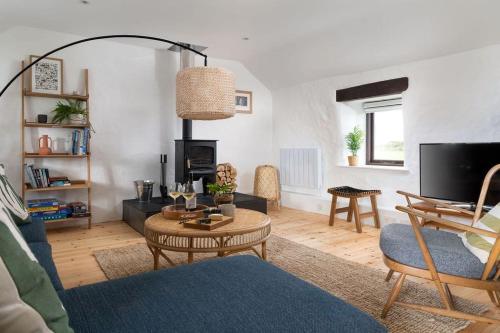 TV a/nebo společenská místnost v ubytování Porthcurno Barns, The Cart Lodge - Cosy cottage, walk to Porthcurno beach, Pedn Vouder & Minack Theatre