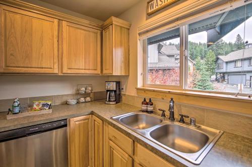 Kuchyň nebo kuchyňský kout v ubytování Comfortable Ronald Condo Near Cle Elum Lake!