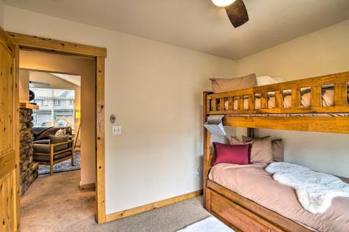 Postel nebo postele na pokoji v ubytování Comfortable Ronald Condo Near Cle Elum Lake!
