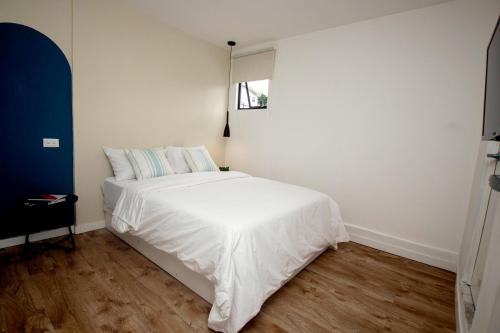 a bedroom with a white bed and a window at Hotel Ventura in Quesada