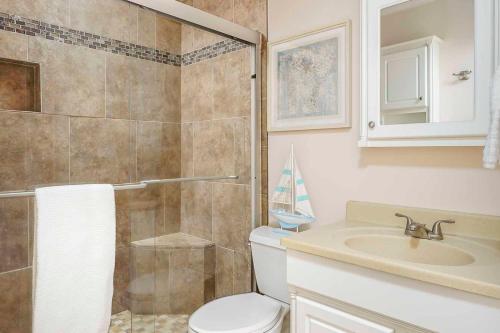 La salle de bains est pourvue d'une douche, de toilettes et d'un lavabo. dans l'établissement Oceanfront Hilton Head Island Condo with Pool!, à Île de Hilton-Head