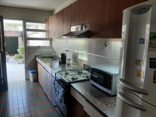 Η κουζίνα ή μικρή κουζίνα στο Casa Quinta Sección a 150 metros parque San Martín y 300 metros Av Aristides Villanueva