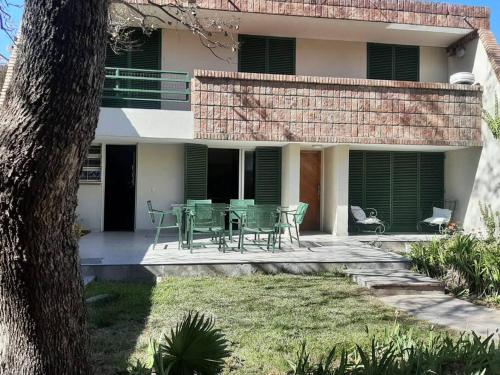 Casa con patio con mesa y sillas en Casa excelente ubicación en Mendoza