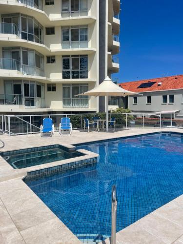 Baseinas apgyvendinimo įstaigoje Foreshore Beachfront Apartments arba netoliese