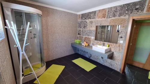 W łazience znajduje się prysznic i umywalka. w obiekcie Modern Three Bedroom House w mieście Figueiró