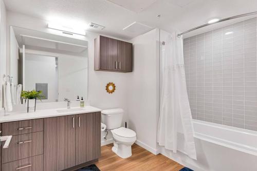 ein Bad mit einem WC, einem Waschbecken und einer Dusche in der Unterkunft Near Airport/Walk to Children's Hospital/Brand New in Aurora