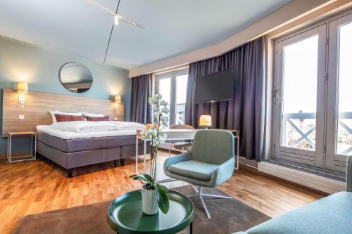 - une chambre avec un lit, un bureau et une chaise dans l'établissement Scandic Roskilde Park, à Roskilde