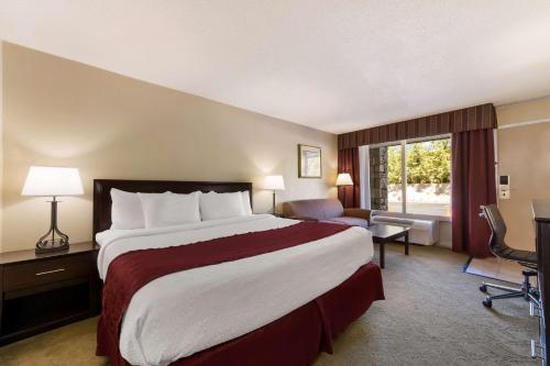 a hotel room with a large bed and a window at Best Western Mountain Lodge At Banner Elk in Banner Elk