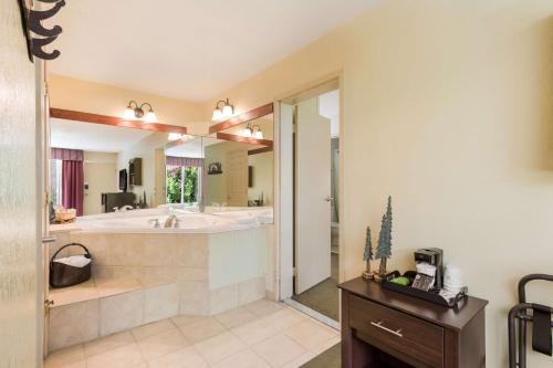 a large bathroom with a tub and a large mirror at Best Western Mountain Lodge At Banner Elk in Banner Elk