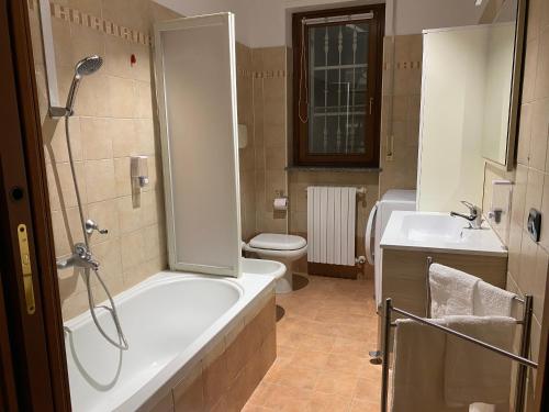 y baño con bañera, aseo y lavamanos. en Ci-Ra's home a Cernusco S/N (MI), en Cernusco sul Naviglio