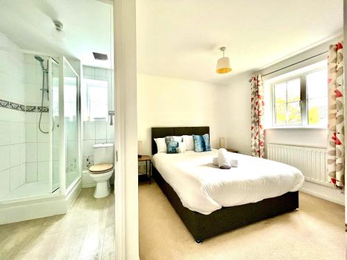 1 dormitorio con cama, ducha y aseo en Comfortable 3 bedroomed house in Bicester en Bicester