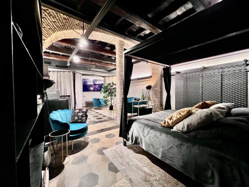 Romantic Wellness Apartment COLOSSEO في روما: غرفة نوم بسرير وكرسي في غرفة