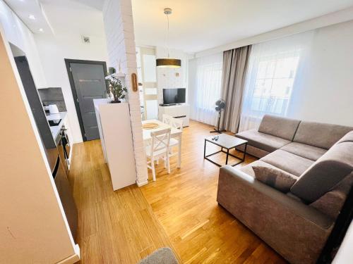 a living room with a couch and a table at Giżycko Apartament 100m od plaży in Giżycko
